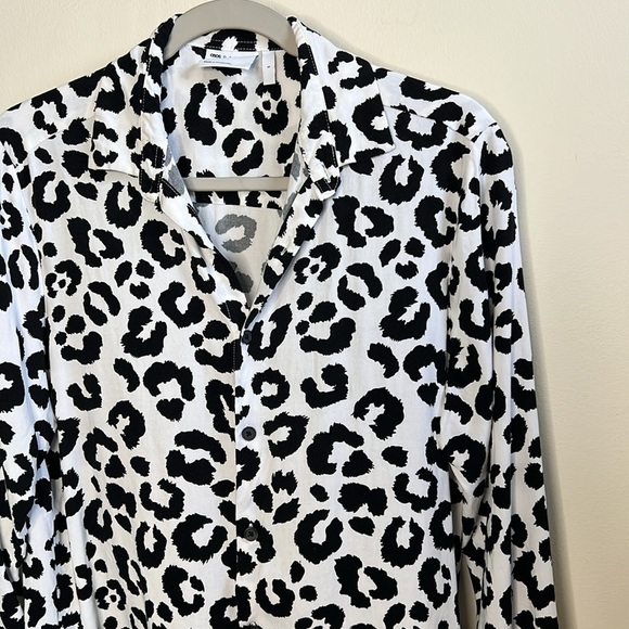 ASOS DESIGN SMALL BLACK & WHITE CHEETAH PRINT LONG SLEEVED BLOUSE - Picture 3 of 7